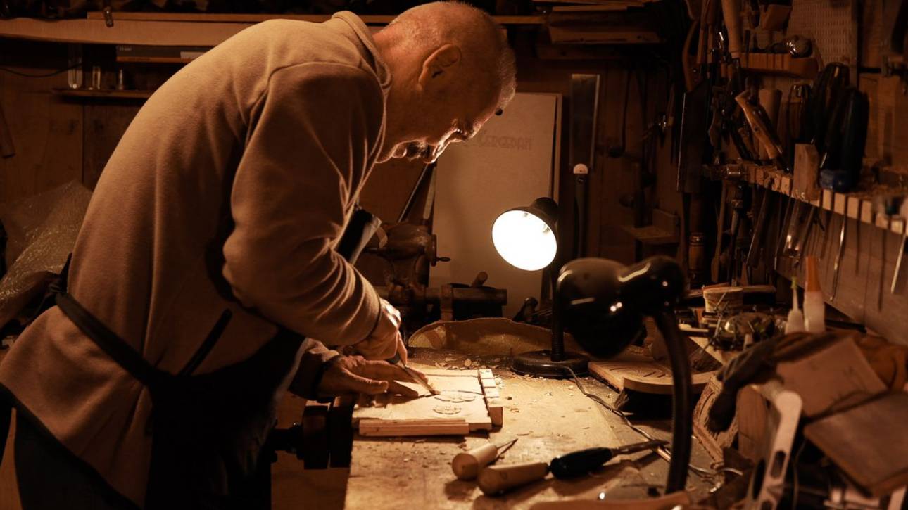 Artisan expérimenté travaillant dans son atelier : préparer la retraite des indépendants