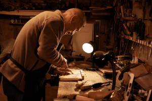 Artisan expérimenté travaillant dans son atelier : préparer la retraite des indépendants