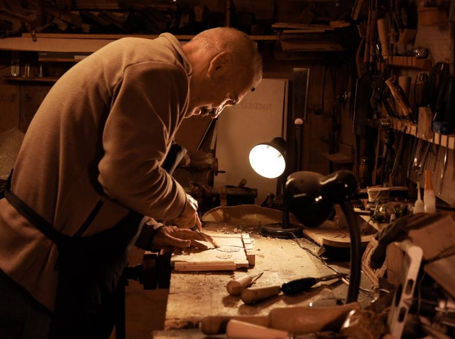 Artisan expérimenté travaillant dans son atelier : préparer la retraite des indépendants