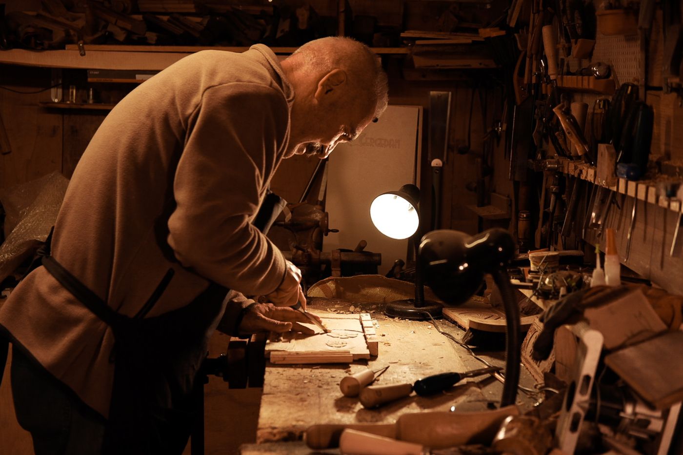 Artisan expérimenté travaillant dans son atelier : préparer la retraite des indépendants